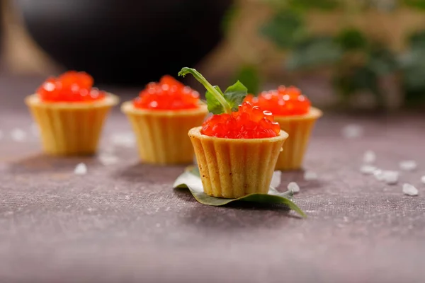 Tartaletas Con Caviar Rojo Concepto Vacaciones Bodegón Con Decoración Verde — Foto de Stock
