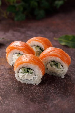 Philadelphia suşisi dokulu arka planda, natürmort. Restoran konsepti.