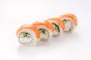 Philadelphia suşisi beyaz tabakta. İzole edilmiş. Restoran konsepti.