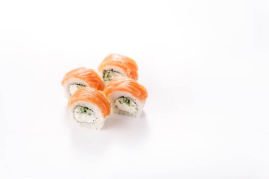 Philadelphia suşisi beyaz tabakta. İzole edilmiş. Restoran konsepti.