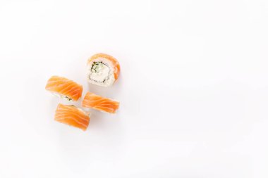 Philadelphia suşisi beyaz tabakta. İzole edilmiş. Restoran konsepti.