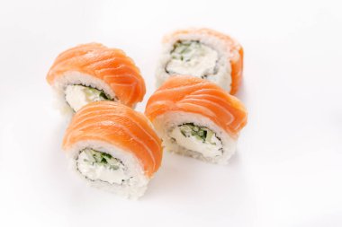Philadelphia suşisi beyaz tabakta. İzole edilmiş. Restoran konsepti.