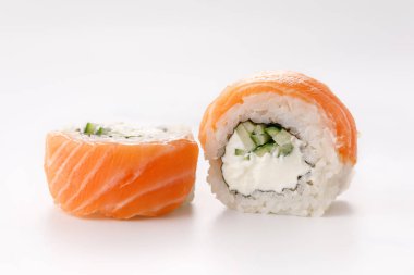 Philadelphia suşisi beyaz tabakta. İzole edilmiş. Restoran konsepti.