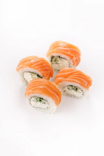 Sushi Rolo Filadélfia Uma Chapa Branca Isolado Conceito Restaurante — Fotografia de Stock