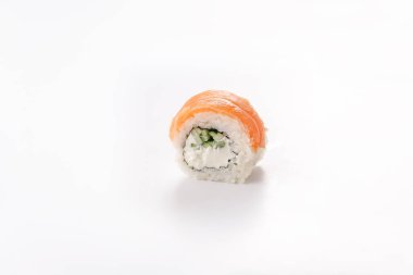 Beyaz tabakta Philadelphia usulü suşi. İzole edilmiş. Restoran konsepti.