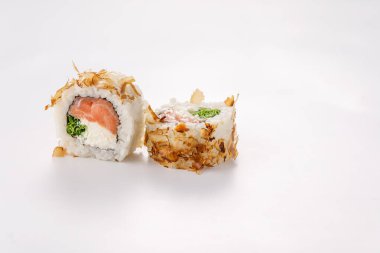 Beyaz tabakta ton balığı parçacıklı suşi ruloları. İzole edilmiş. Restoran konsepti.