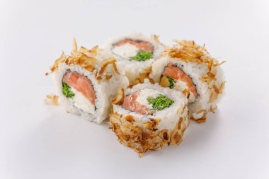 Beyaz tabakta ton balığı parçacıklı suşi ruloları. İzole edilmiş. Restoran konsepti.