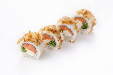 Beyaz tabakta ton balığı parçacıklı suşi ruloları. İzole edilmiş. Restoran konsepti.