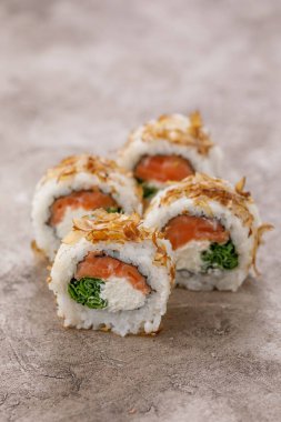 Dokulu, durgun bir yaşam geçmişine sahip ton balığı dilimli suşi ruloları. Restoran konsepti.