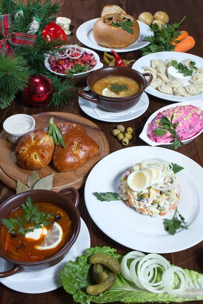 Geleneksel yeni yıl menüsü Rus tarzında.