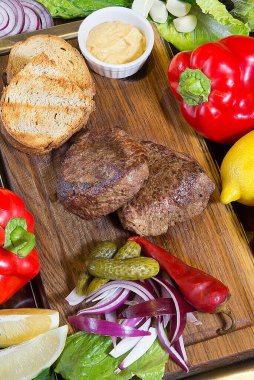 Restoran hizmeti konsepti. Sebzeli sığır eti madalyonu.