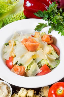 Karides, roka ve yuvarlak beyaz tabakta parmesan peynirli deniz ürünleri salatası. Yakın plan..