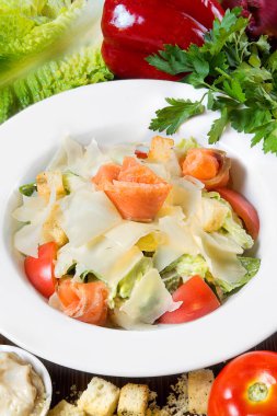 Karides, roka ve yuvarlak beyaz tabakta parmesan peynirli deniz ürünleri salatası. Yakın plan..