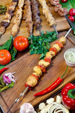 Restoran hizmeti konsepti. Et ve sebze taksileri kesim tahtasının üzerinde taze otlarla..