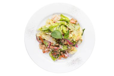 Taze otlu ve hafif soslu hafif salata. Restoran hizmeti kavramı.