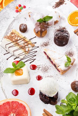 Hassas tatlılar. Çeşit çeşit tatlı kekler. Restoran hizmeti kavramı.