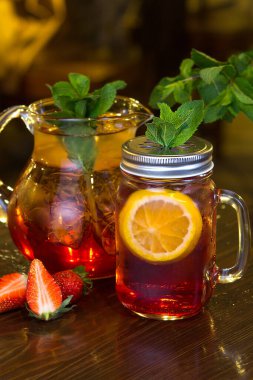 Limonata, çilek ve portakallı sürahiyle restoranda servis edilecek..