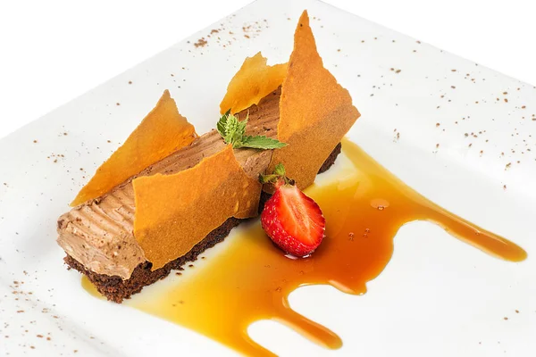 Delicaat Dessert Zoete Taart Chocoladetaart Met Karamel Aardbeienversiering Een Wit — Stockfoto