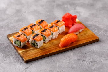 Salatalıklı Philadelphia dürümü ve somon ve ton balıklı suşi. Suşi menüsü. Japon yemeği..