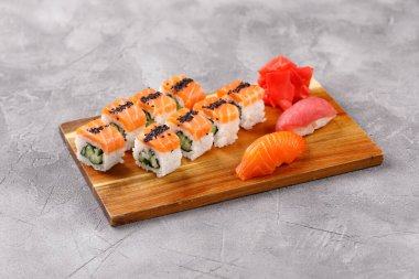 Salatalıklı Philadelphia dürümü ve somon ve ton balıklı suşi. Suşi menüsü. Japon yemeği..