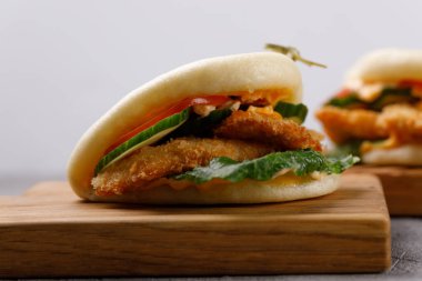 Bao çörekleri. Hawaii yemeği, ahşap bir masada. Pan-Asya mutfak konsepti.