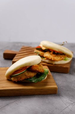 Bao çörekleri. Hawaii yemeği, ahşap bir masada. Pan-Asya mutfak konsepti.