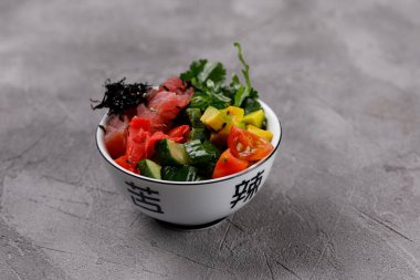 Hawaii yemek tabağı, gri arka planda bir kasede. Pan-Asya mutfağı ya da bir konteynır içinde teslimat.