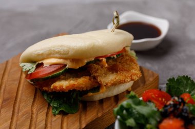 Bao çörekleri. Hawaii yemeği, ahşap bir masada. Pan-Asya mutfak konsepti.