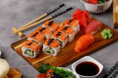 Salatalıklı Philadelphia dürümü ve somon ve ton balıklı suşi. Suşi menüsü. Japon yemeği. Yakın plan..