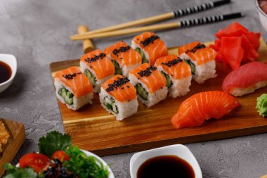 Salatalıklı Philadelphia dürümü ve somon ve ton balıklı suşi. Suşi menüsü. Japon yemeği. Yakın plan..