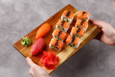 Salatalıklı Philadelphia dürümü ve somon ve ton balıklı suşi. Suşi menüsü. Japon yemeği. Yakın plan..