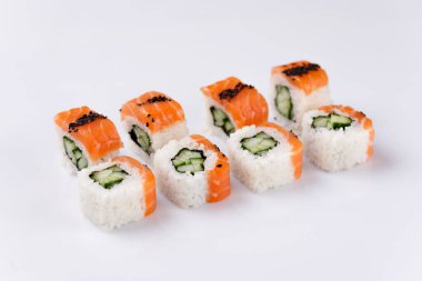 Salatalık beyazı arka planda Philadelphia Roll. Suşi menüsü. Japon yemeği..