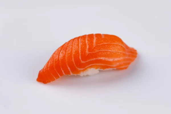 Friss Sushi Fehér Hátterű Lazaccal Elszigetelve Sushi Menü Japán Élelmiszer — Stock Fotó