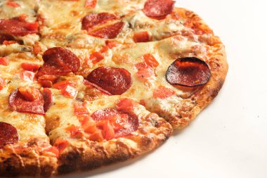 Beyaz arka planda izole edilmiş Pepperoni pizzası. İtalyan gıda konsepti.