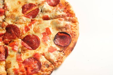 Beyaz arka planda izole edilmiş Pepperoni pizzası. İtalyan gıda konsepti.