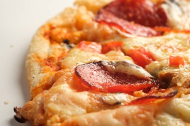 Beyaz arka planda izole edilmiş Pepperoni pizzası. İtalyan gıda konsepti.