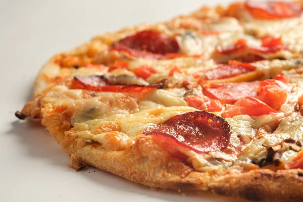 Beyaz arka planda izole edilmiş Pepperoni pizzası. İtalyan gıda konsepti.