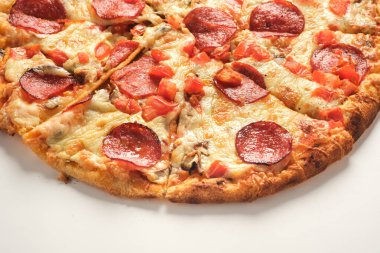 Beyaz arka planda izole edilmiş Pepperoni pizzası. İtalyan gıda konsepti.