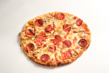 Beyaz arka planda izole edilmiş Pepperoni pizzası. İtalyan gıda konsepti.