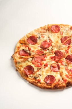 Beyaz arka planda izole edilmiş Pepperoni pizzası. İtalyan gıda konsepti.