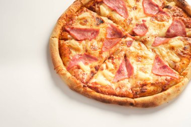 Beyaz arka planda izole edilmiş jambonlu ve peynirli pizza. İtalyan gıda konsepti.