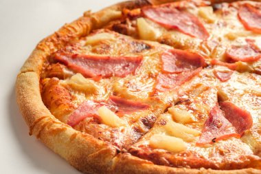 Beyaz arka planda izole edilmiş jambonlu ve peynirli pizza. İtalyan gıda konsepti.