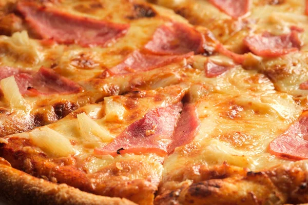 햄이랑 치즈가 피자가 클로즈업을 웁니다 이탈리아 음식의 — 스톡 사진