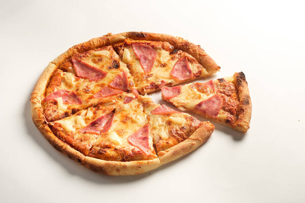 Пицца с ветчиной и сыром изолированы на белом фоне. Итальянская кухня.