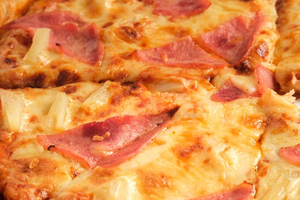 햄이랑 치즈가 피자가 클로즈업을 웁니다 이탈리아 음식의 — 스톡 사진
