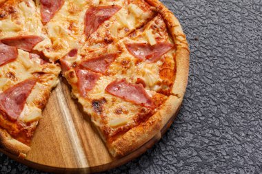 Siyah desenli arka planda Pepperoni pizza. İtalyan gıda konsepti.