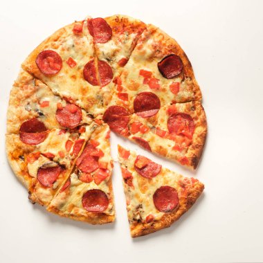 Beyaz arka planda izole edilmiş Pepperoni pizzası. İtalyan yemeği konsepti. İştah açıcı pizza..