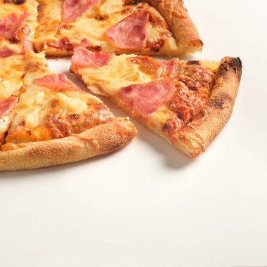 Beyaz arka planda izole edilmiş jambonlu ve peynirli pizza. İtalyan yemeği konsepti. İştah açıcı pizza..