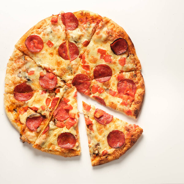 Пицца пепперони изолирована на белом фоне. Итальянская кухня. Аппетитная пицца.