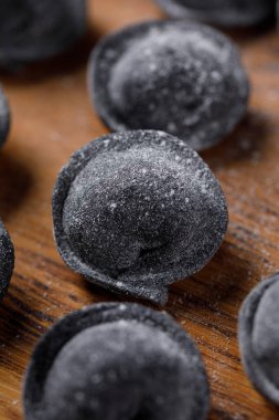 Geleneksel Rus hamur köftesi, hamur için mürekkepbalığı mürekkep balığı mantı, tahta tahtada et köftesi..